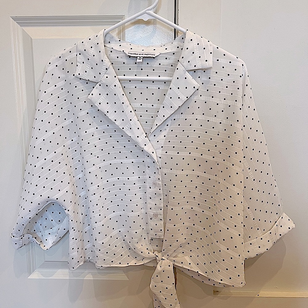 Cupcakes & Cashmere Crop/Tie Polkadot Blouse Size M